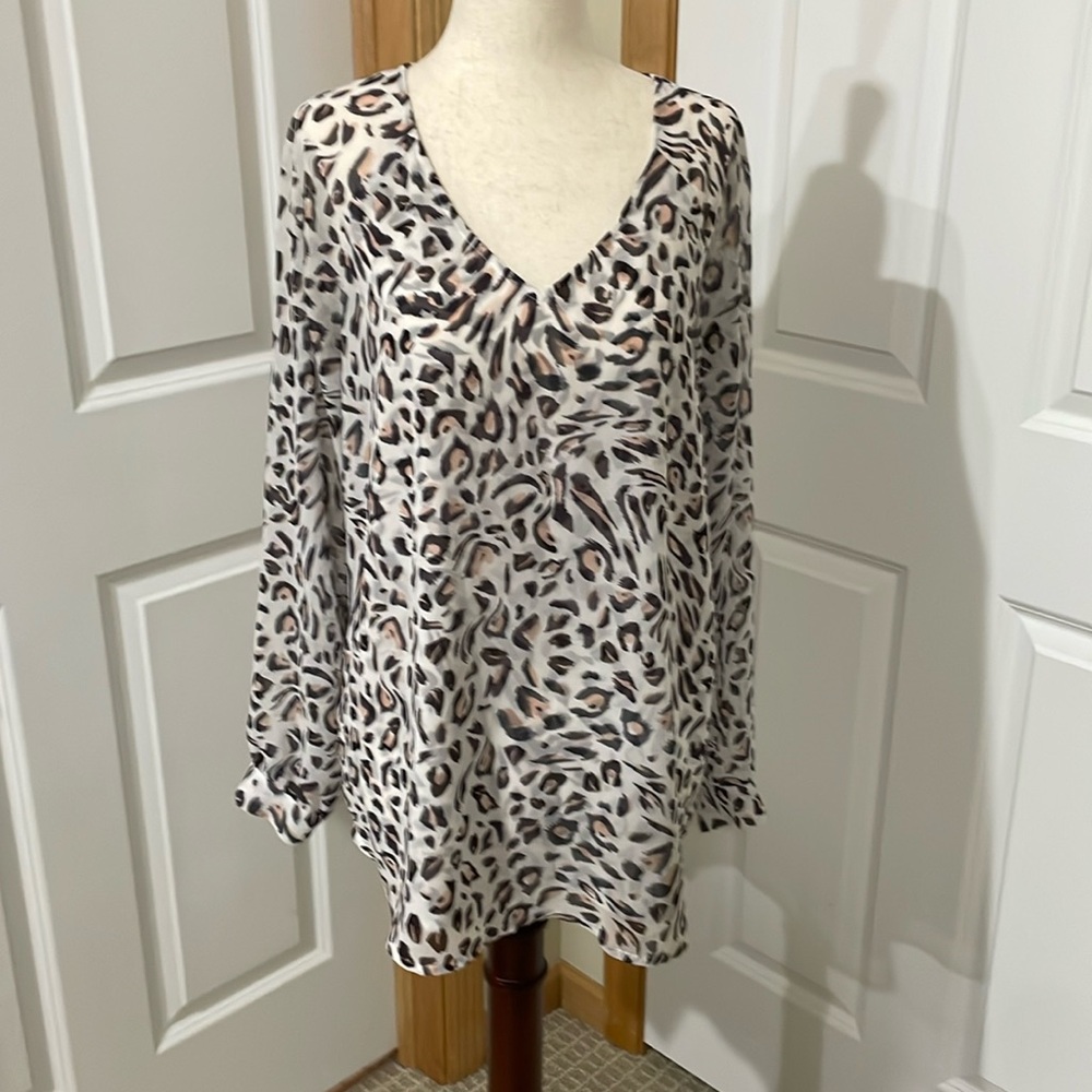 Cabi 5337 Women’s White Animal Print V-neck Lined Glamour Blouse Top. Size Small